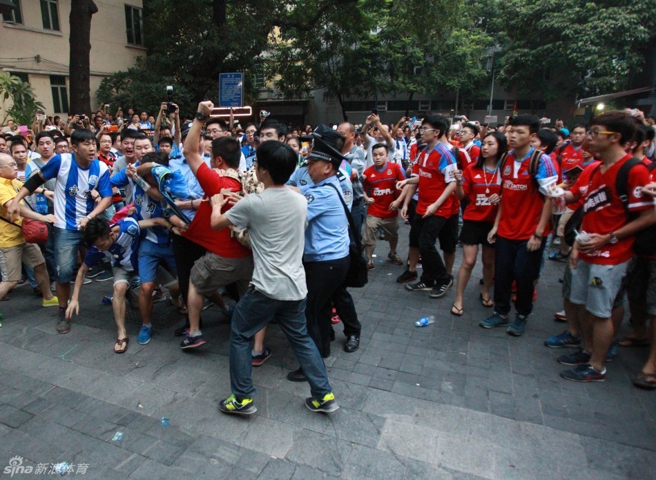  图卢兹德比战爆发大规模球迷冲突  